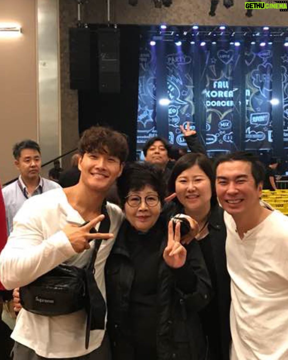 Kim Jong-kook Instagram - Had a wonderful time in #Washington #DC #FirstVisit #Turbo #Concert #BestAudiences #ThankU #MomsMorePopularThanMe #Lol 간만에 정말 멋진 관객 분들 을 만났다... 감사합니다! #워싱턴 #터보 #터보콘서트 #어무니가더반응이좋으셨다는 #마스크하나쓰셔야할듯 #감독님지못미