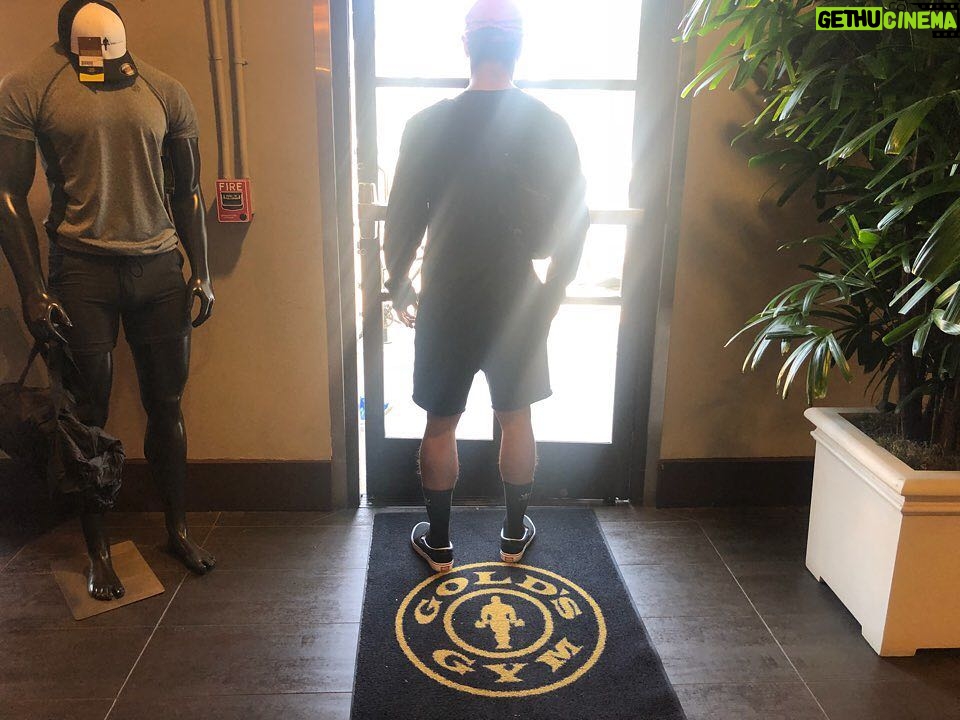 Kim Jong-kook Instagram - I heard a whisper to follow the light.. and here i stand “Knockin on heavens door”.... Lol #BobDylan #GoldGym #MaHeaven #WorkOut #LegDay #MaFavDay #LA #Vacay 난 이 밝은 빛을 따라왔을 뿐이고... ㅋㅋㅋㅋ #천국의문 #골드짐 #엘레이 #전지훈련 #휴가 #렉데이 #다리운동 #젤행복한날 #운동
