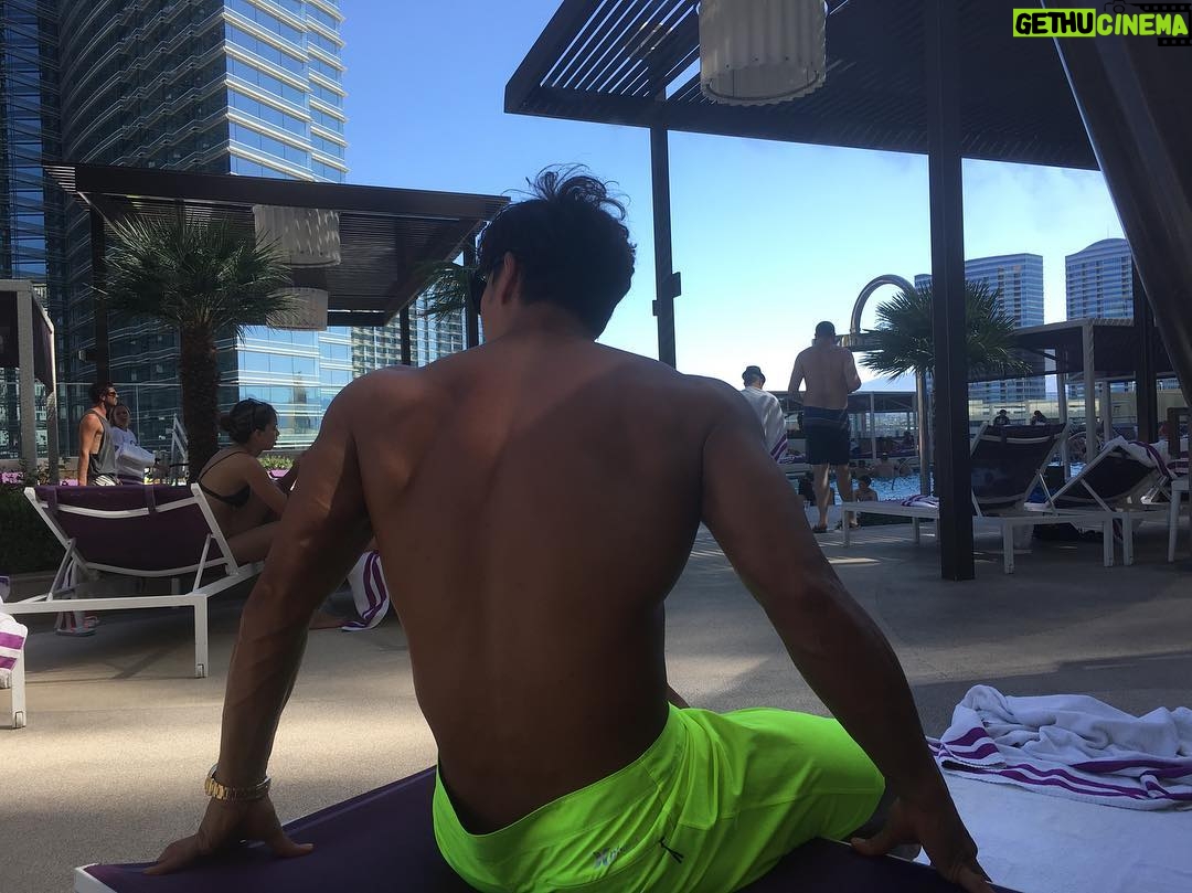 Kim Jong-kook Instagram - Too hot to b in the #Sun #ShouldChillInTheShade #LoveThePool #OneOfMaFavThingsToDo #Workout #Tanning #Steak #TheseROnlyThingsWhatINeedHere 너무 뜨거워서.. 그늘에만...ㅋㅋㅋ #이래도탈것같다 #수영장 #아무것도안해도너무좋다 #운동 #테닝 #스테이크 #이거면돼 #ㅋㅋㅋ