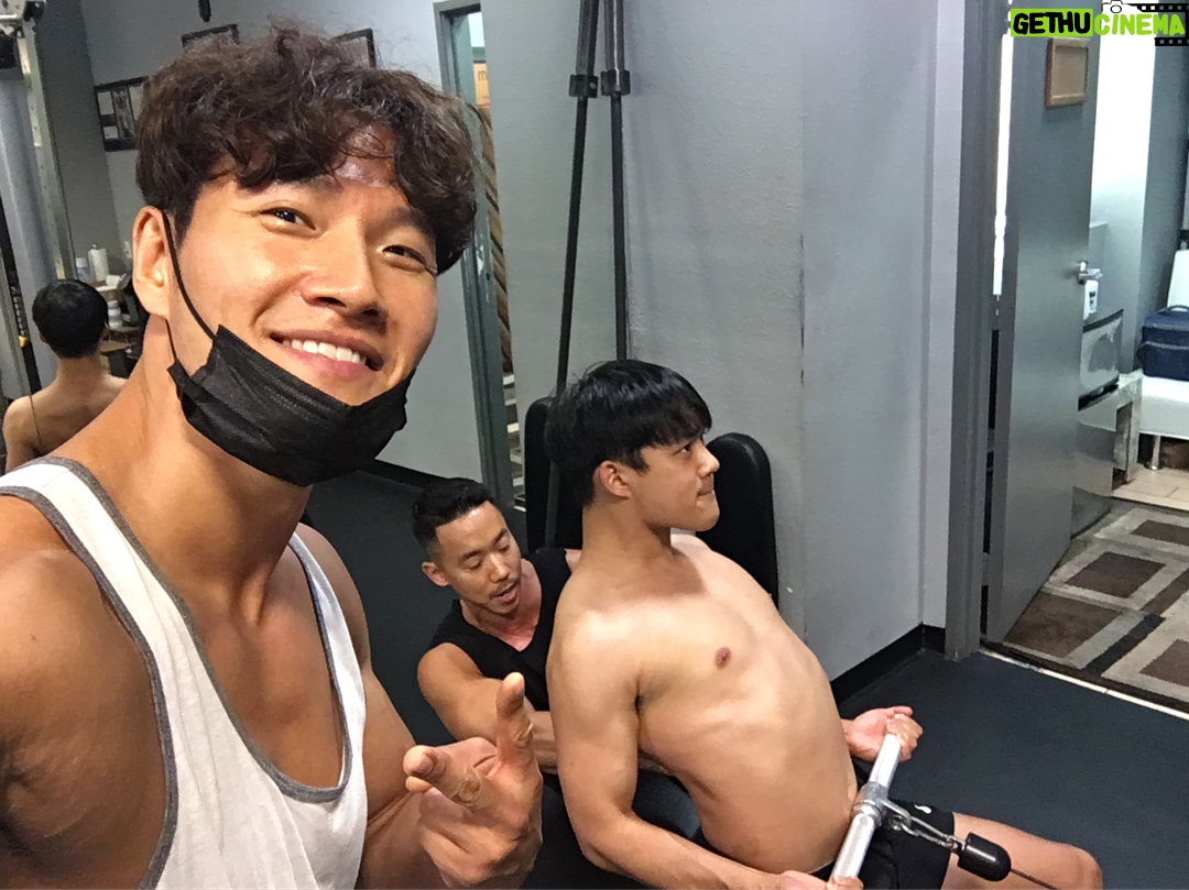 Kim Jong-kook Instagram - Second round after eatin!! #2TimesADay #Workout #LoveLA #BackDay #DifferentGym #DannyJoe #Pat #MaFavRoutine 밥먹고 한판더 ㅋㅋㅋ 시차는 운동으로 극복 ㅋㅋ #지쳐쓰러져야지 #이맛이지 #여기선지치질않아 #등운동 #진정한사랑은등에서나오니까 #ㅋㅋㅋ