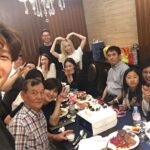 Kim Jong-kook Instagram – Been a long time! Happy birthday #Dad ! #FamilyDinner #BigFam #LoveMaMomsStyle #AllBlack #StraightOutOfTheKitchen #Lol 아부지! 생신 축하드려요!!! 항상 건강하시고 늘 지금처럼 #절약 하세요!! 오늘도 어무니와 서울을 나오시다가 정류장에서 좌석버스는 본인이 무료가 아니라면서 어머니 먼저 타고 가시라고.. 당신은 무료 버스를 타고 뒤따라 가시겠다고….. ㅋㅋㅋㅋㅋ 멋지신 울 아부지 ㅋㅋㅋㅋㅋㅋㅋ 전 그정도로는 못살겠어요 아부지 ㅋㅋㅋㅋ #난돈이얼마가들어도꼭아내랑같이다닐꺼에요 #ㅋㅋㅋ #울어무니올블랙으로멋지게입으셨는데뭔날벼락 #ㅋㅋㅋㅋㅋ #결국무료버스타고나오심 #현모양처