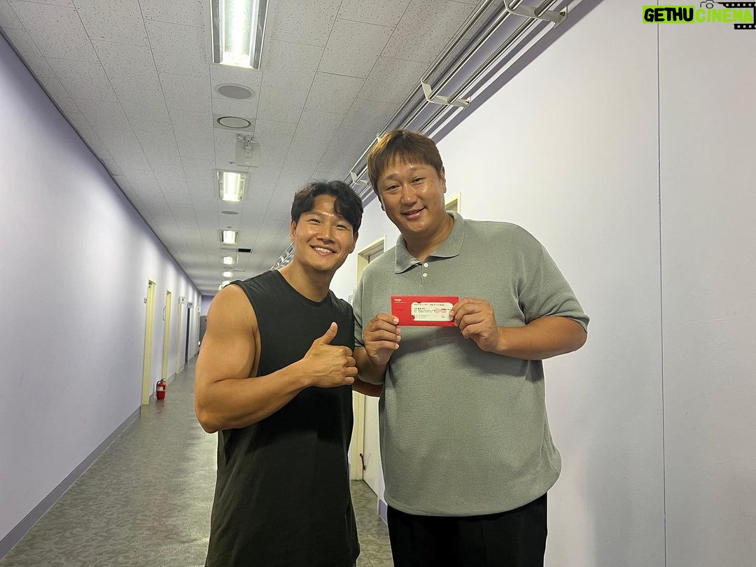Kim Jong-kook Instagram - #부산 #콘서트 #싱종국 #이대호 #조선의4번타자 #부산은이대호지 #와줘서고맙다 #나많이작네 #운동더하자