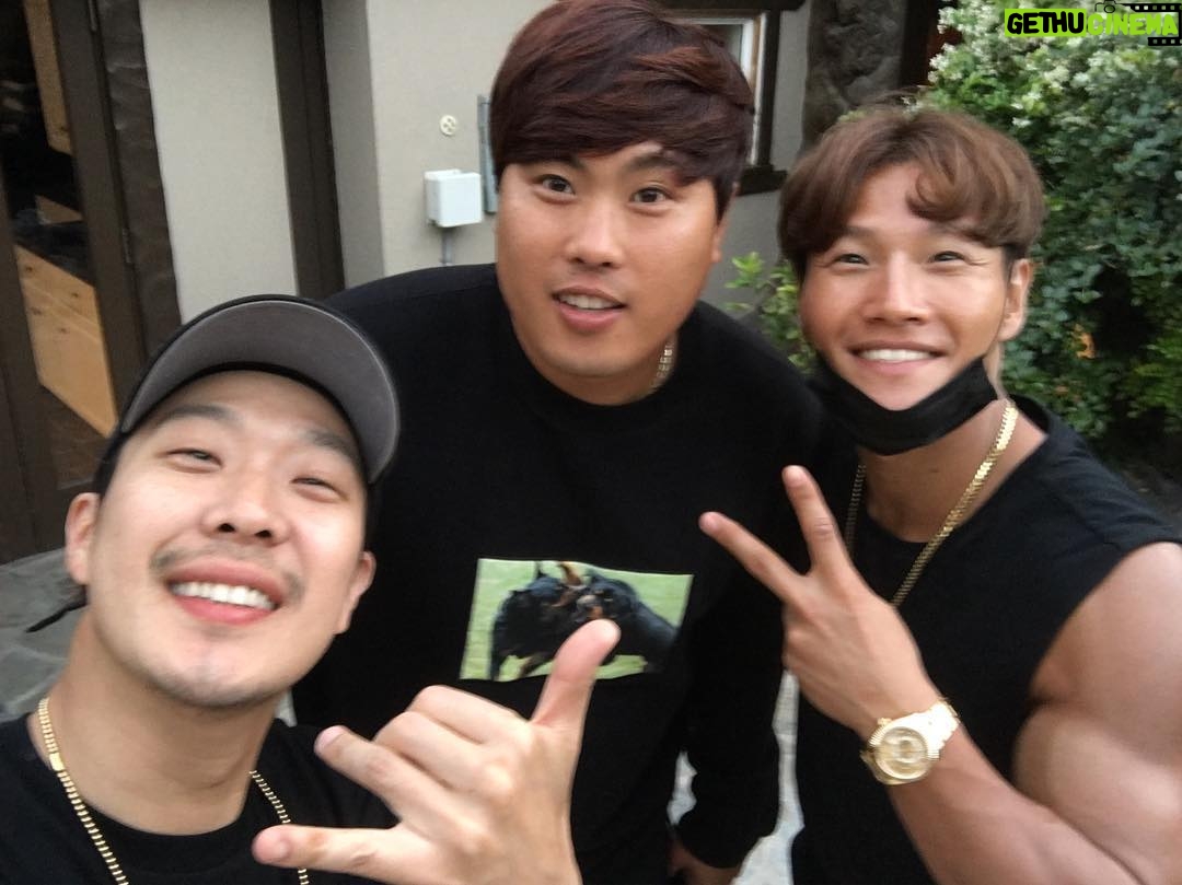 Kim Jong-kook Instagram - Congrats lil bro! So glad i was there to see u pitch and win! Always got your back bro. #LA #Dodgers #TeamRyu #99 축하한다 뚱땡아~~ 형있을때 이겨서 너무 좋다!! #늘오늘처럼 #다치지말고 #쭉가자 #살빠져서 #잘생겨보여 #ㅋㅋㅋ #엘레이 #다저스