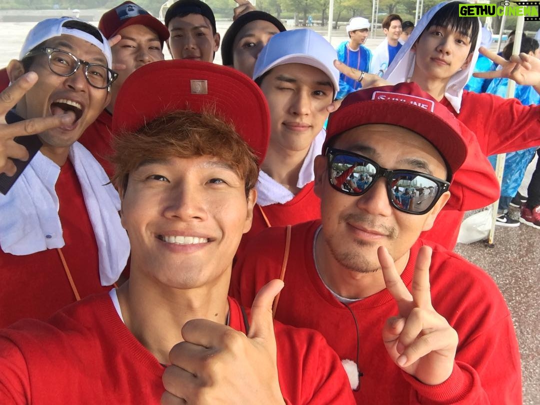 Kim Jong-kook Instagram - The rain made it tough to film but we got it done! #ThankUTeamRed #DJDOC #VIXX #MonstaX #Kpop #RunningMan 비때문에 힘든 촬영이었는데 끝까지 고마워요!! #고마워요빨간팀 #디제이디오씨 #빅스 #몬스타엑스 #런닝맨