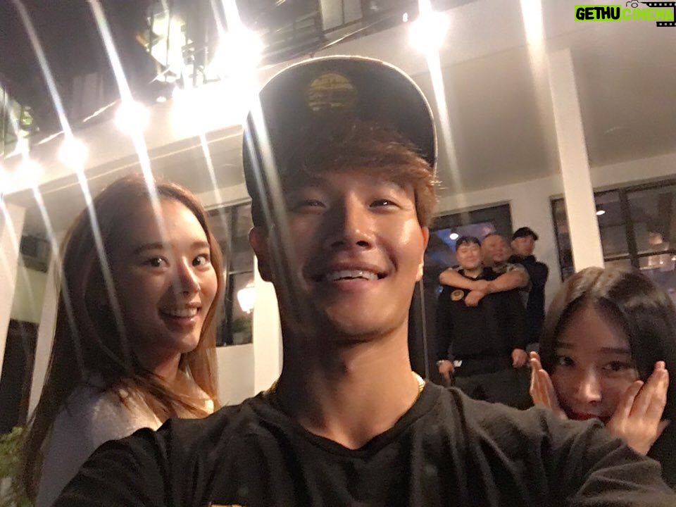 Kim Jong-kook Instagram - Been a long time~ w ma cute nieces! #Dinner #Fampic #Model #Singer #IWentToWorkOut #TheyRStillDrinkin #WMaCreditCard #lol 간만에 이쁜 조카들이랑 ㅋ 누구 조카들인지 참 이쁘네 그랴 ㅋ #가족 #모델 #가수 #난운동가고 #쟤들은아직도마신다 #내카드로 #ㅋㅋㅋㅋ #춘식당