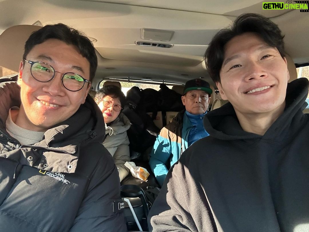 Kim Jong-kook Instagram - #고향가는길 #모두들안전운전 #오랜만에넷이서