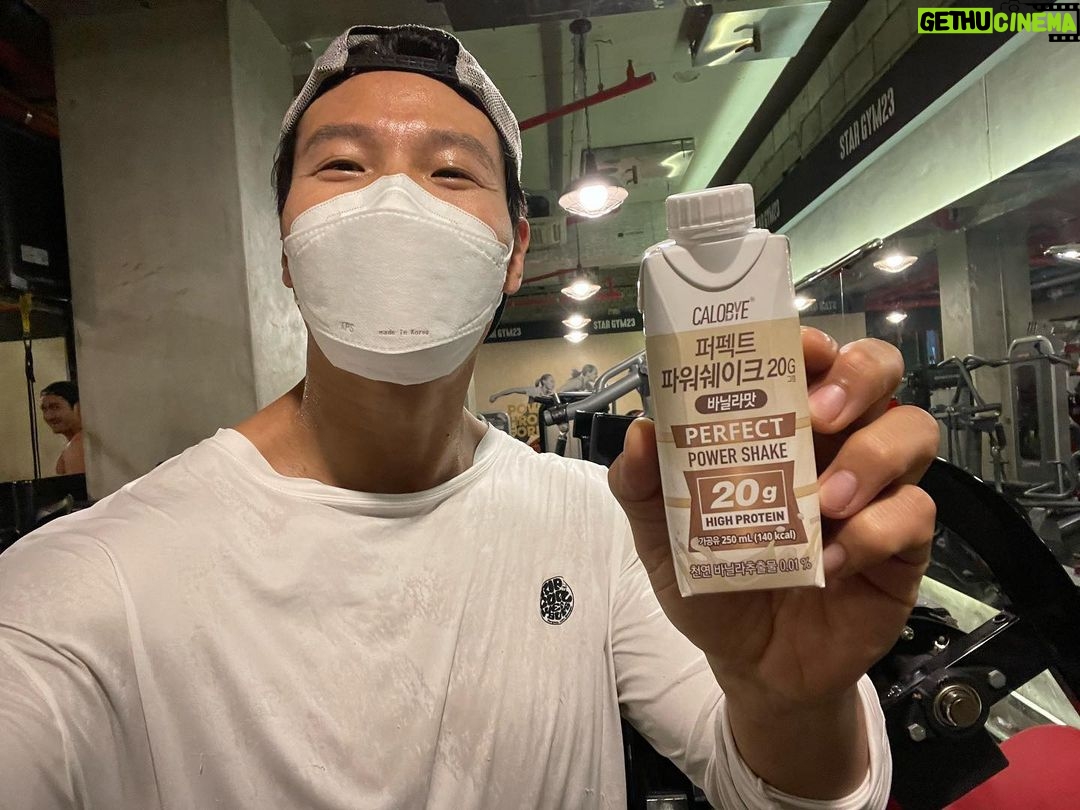 Kim Jong-kook Instagram - #칼로바이 #퍼펙트파워쉐이크20g #단백질쉐이크 #단백질보충제 @calobye (광고) 숨어있는 사진의 비밀..(소름주의) 멋진놈..