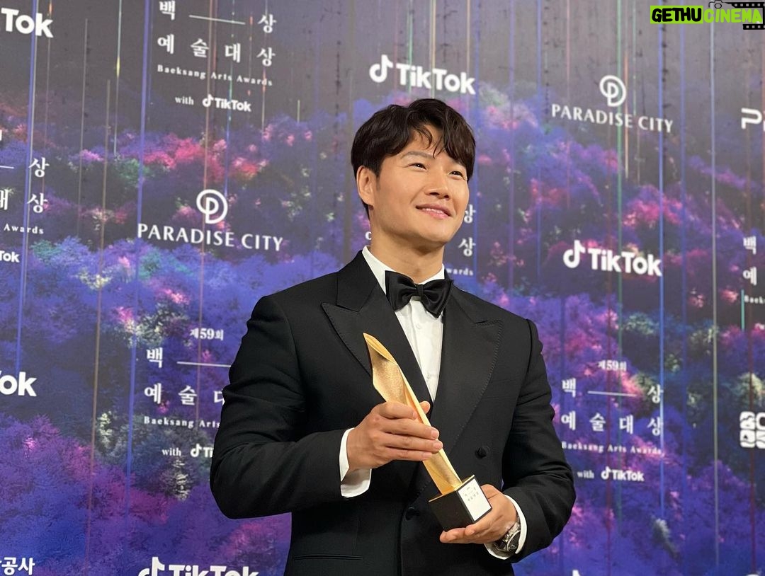 Kim Jong-kook Instagram - #백상예술대상 #남자예능상 을 받았습니다. 정말 준비를 안해서 감사 인사를 다 전하지 못했습니다 함께 일하는 수많은 동료분들 그리고 팬분들 모두 너무나 감사드립니다. I got an award tonight! I just wanna say thank u all . I couldnt have done it without ma people n fans . I’ll keep that in ma mind.