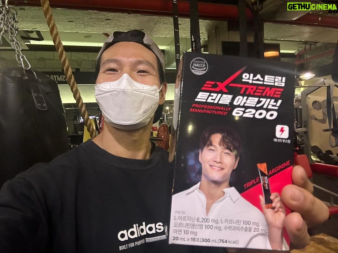 Kim Jong-kook Instagram - 안녕하세요 익스트림 모델 김종국입니다! 2024년 갑진년 새해에도 모든분들 행복한 일만 가득하시길 빌겠습니다! 저는 늘 격한 운동전에는 익스트림 아르기닌으로 부스트업을 하고 시작합니다. 저와 국가대표들이 믿고 선택한 제품인 만큼 믿고 드시면서, 목표를 향해 달려 나가시면 좋을 것 같습니다 언제나 제일 중요한 건 건강이니까, 여러분도 건강 잘 지키시면서 행복한 2024년 보내십시요! 올해도 익스트림 많은 응원 부탁드리고요 저 김종국도 더 성실히 열심히 달리겠습니다! (광고)