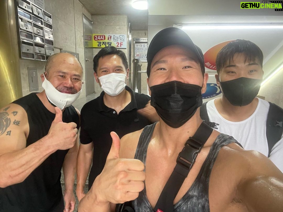 Kim Jong-kook Instagram - 오늘 #스파링 해주신 분들ㅎ #오늘또겸손을배우고갑니다 ㅎ #UFC최승우선수 #역시다릅나다 ㅎ #배우금광산님 #나랑띠동갑아니고동갑 ㅋ #알로하일반회원고수님 ㅎ 일반인이아님 ㅋ 다들 너무 감사합니다 #자주부탁드려요 #알로하복싱짐 #복싱