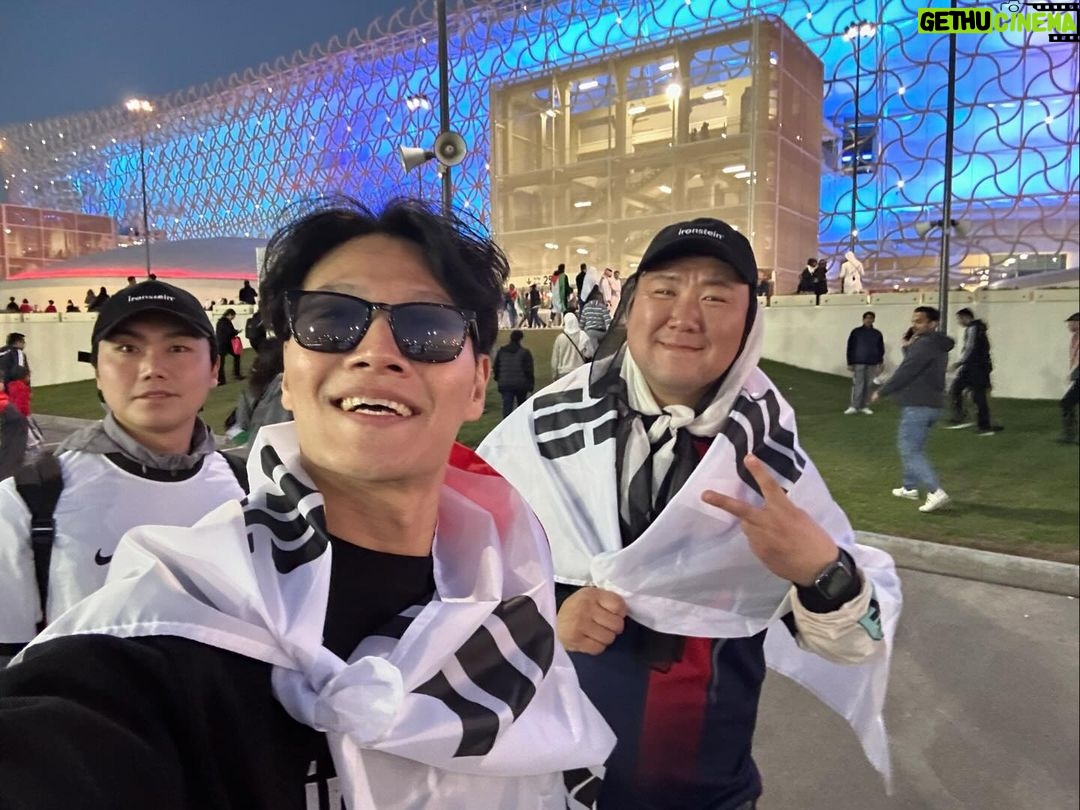 Kim Jong-kook Instagram - 대한민국 선수분들 고생하셨습나다! #카타르 #카타르아시안컵 #당일치기 #그래도행복했다 #빨리가서시골가야지