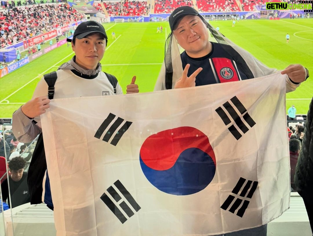 Kim Jong-kook Instagram - 대한민국 선수분들 고생하셨습나다! #카타르 #카타르아시안컵 #당일치기 #그래도행복했다 #빨리가서시골가야지