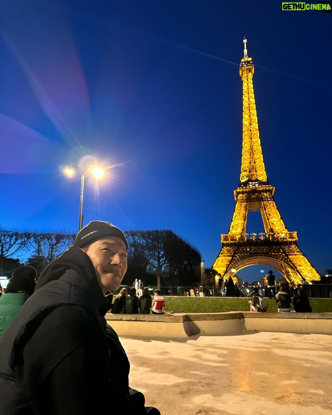 Kim Jong-kook Instagram - #Paris #tourist #Ironstein #파리 #관광객 #아이언슈타인