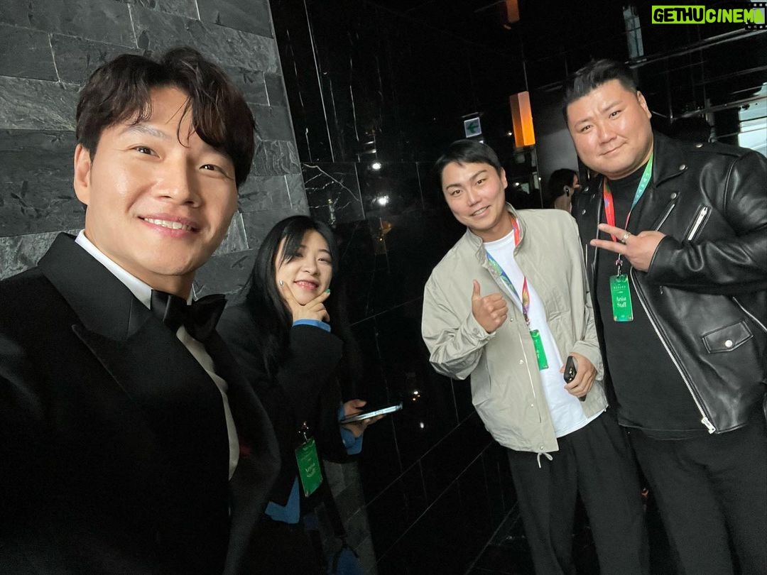 Kim Jong-kook Instagram - #백상예술대상 #남자예능상 을 받았습니다. 정말 준비를 안해서 감사 인사를 다 전하지 못했습니다 함께 일하는 수많은 동료분들 그리고 팬분들 모두 너무나 감사드립니다. I got an award tonight! I just wanna say thank u all . I couldnt have done it without ma people n fans . I’ll keep that in ma mind.