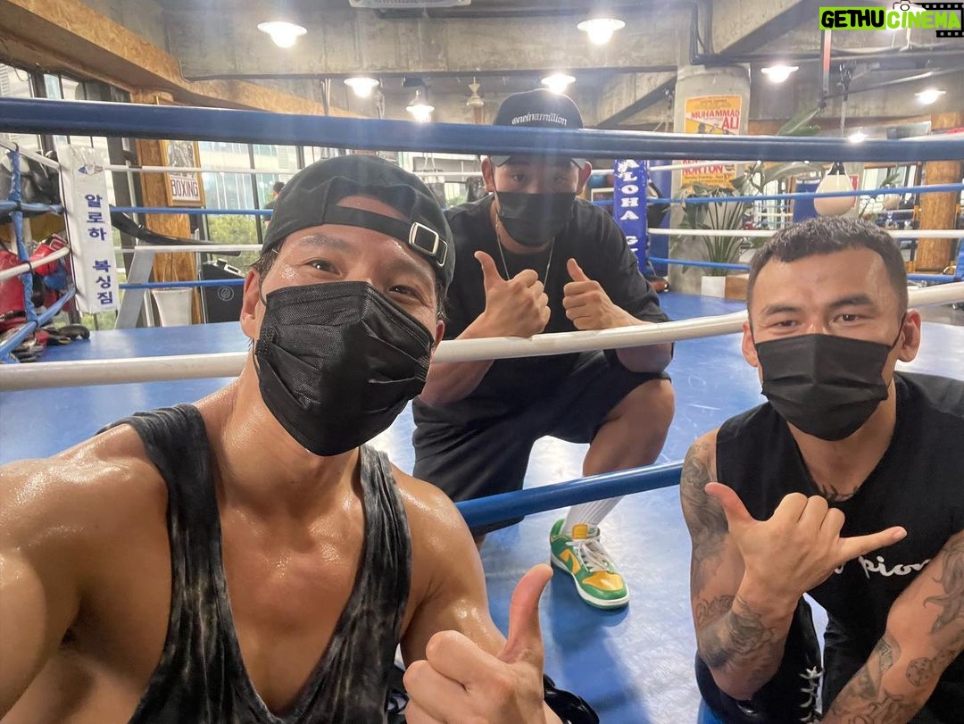 Kim Jong-kook Instagram - 오늘 #스파링 해주신 분들ㅎ #오늘또겸손을배우고갑니다 ㅎ #UFC최승우선수 #역시다릅나다 ㅎ #배우금광산님 #나랑띠동갑아니고동갑 ㅋ #알로하일반회원고수님 ㅎ 일반인이아님 ㅋ 다들 너무 감사합니다 #자주부탁드려요 #알로하복싱짐 #복싱