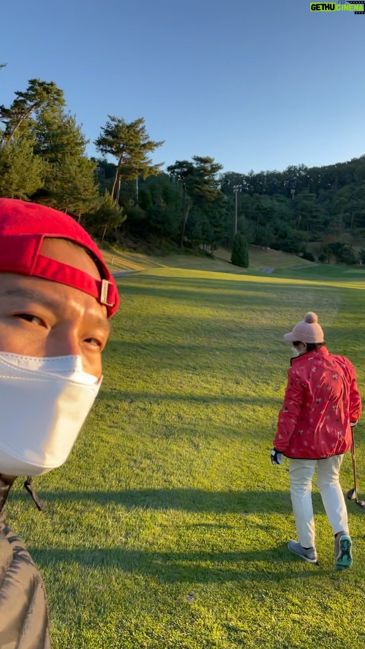 Kim Jong-kook Instagram - 방송 때문이었지만 #골프 를 다시 하게 되고 얻은 유일한 행복 #허리아프고 #무릎아프고 #그래도 #가치가있다 #어무니와첫국내골프 Even thou i restarted #Golf that im not into cos of a TV show .. it gives me a big #Happiness #Mom #Family #MissMaDad