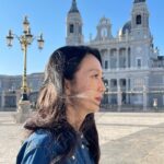 Kim Joo-ryoung Instagram - 아름다운 왕궁🏰🇪🇸 파란 하늘과 따뜻한 햇빛에 힘을 얻은 하루 #OnlyinMadrid @visita_madrid @turismocmadrid @fsmadrid #FSMadrid #FourSeasonsMadrid Royal Palace of Madrid
