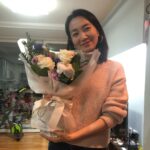 Kim Joo-ryoung Instagram - I received an unexpected flower gift today~~!! Thank you so much and happy~ Am I prettier than flowers? 😁 Have a bright and pretty weekend~^^ #깜짝꽃선물 #행복해요 #내가꽃보다이쁘다며