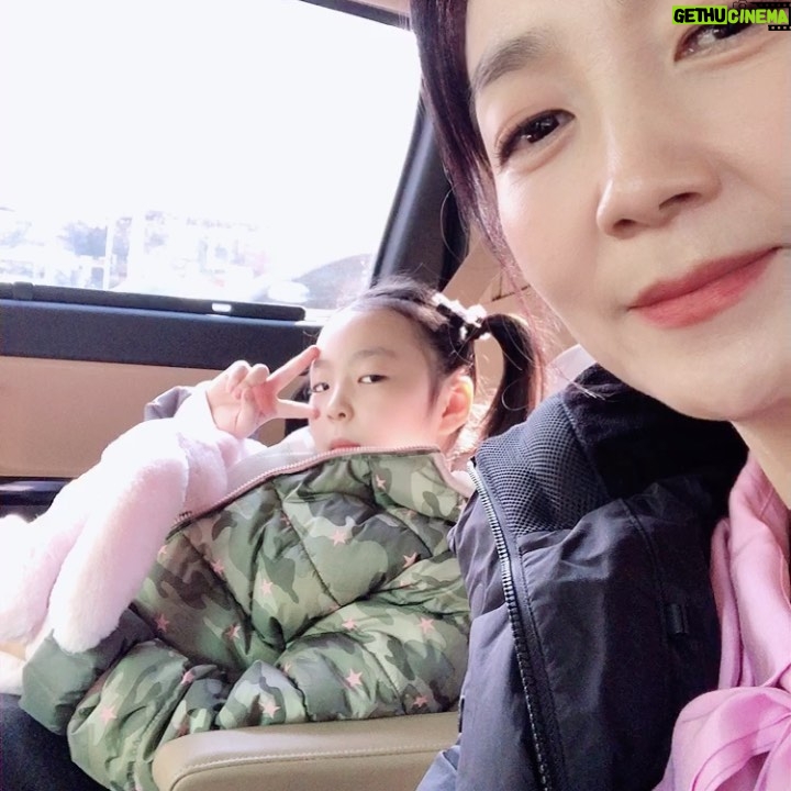 Kim Joo-ryoung Instagram - 딸과 함께 일터로 고고~~^^ 🌸
