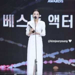 Kim Joo-ryoung Instagram - #2021aaa #스타뉴스 #bestactorwinner 🎉#오징어게임 #한미녀 #김주령 Thank you soooo much❤️
