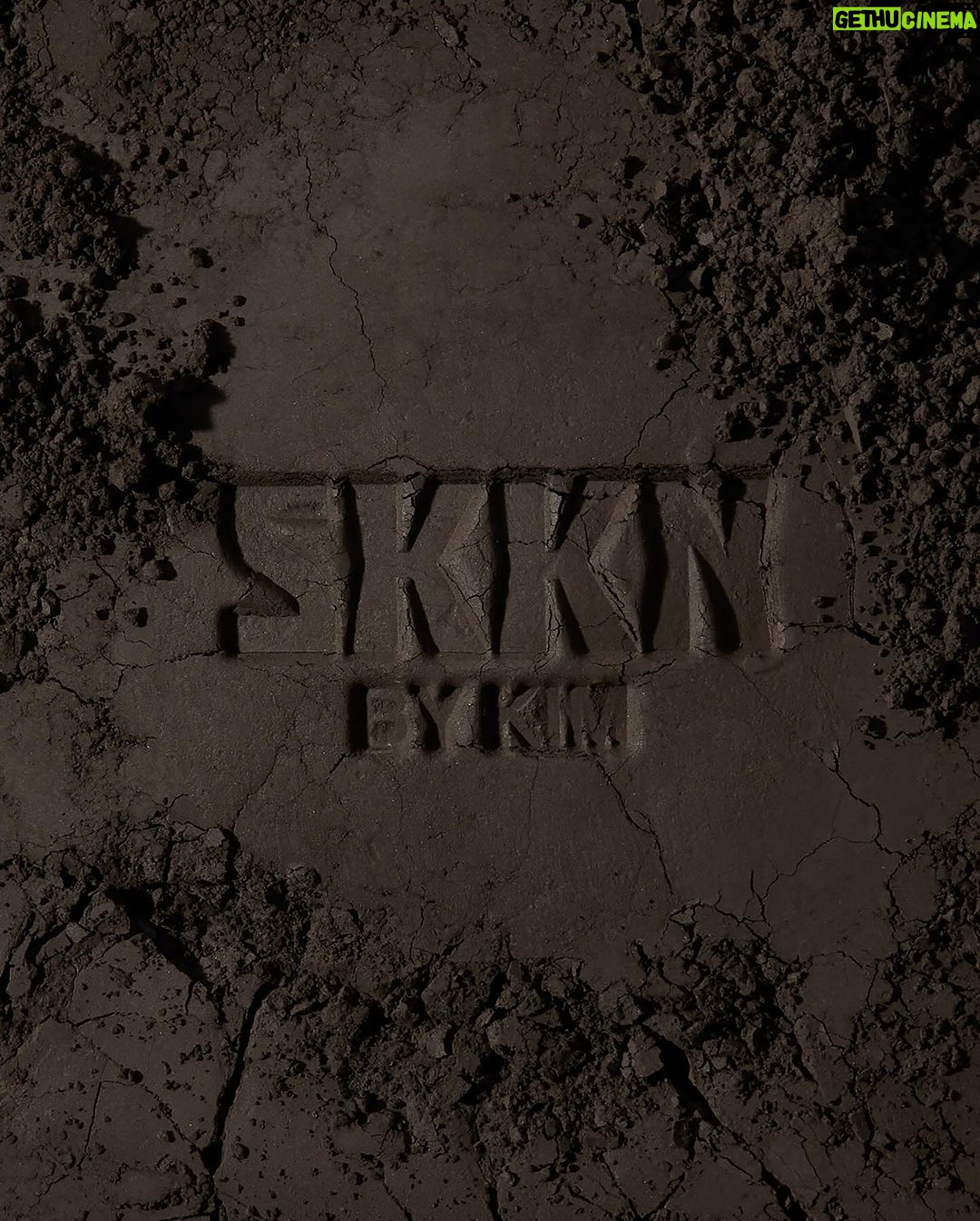 Kim Kardashian Instagram - @SKKN Makeup 1.26