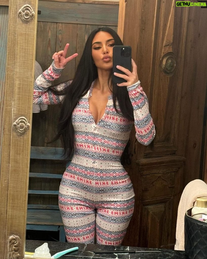 Kim Kardashian Instagram - 😍❄️☃️ I promised Kendall I would stop this pose so enjoy while while u can 😘✌🏼