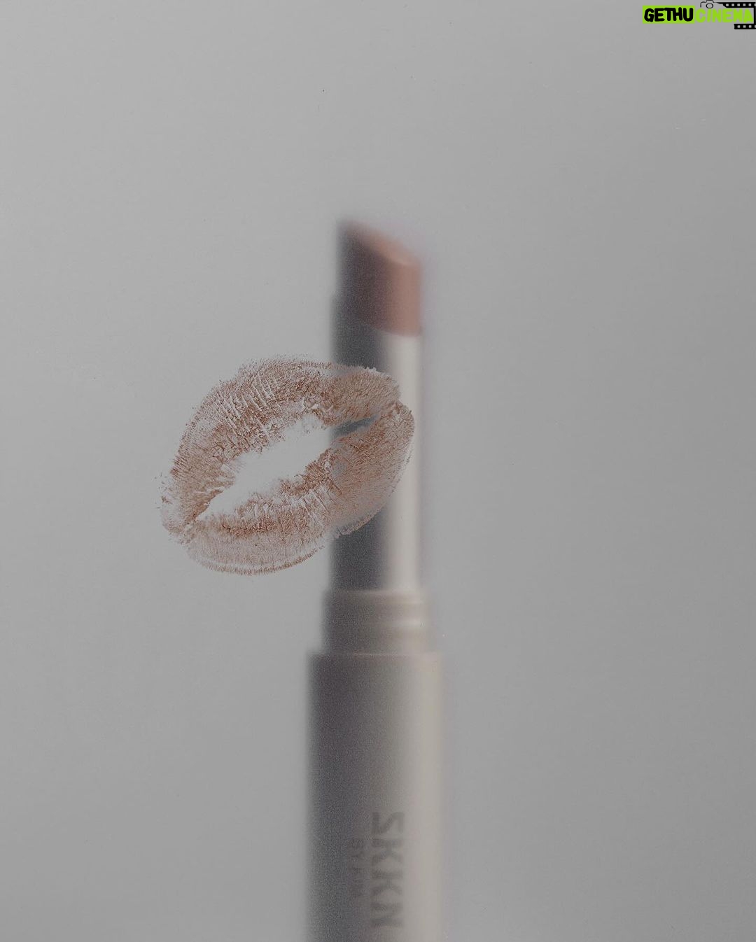 Kim Kardashian Instagram - Major moisture + velvety matte pigment 💄 Our rich and creamy formula melts into lips, delivering high-impact color in just one swipe. Why you’ll love Soft Matte Lip Color: ·Smooth application ·Blurred airbrushed finish ·Full-impact pigment ·8-hour hydration ·Doesn’t bleed, feather, or flake Available in 10 classic nudes ranging from light to deep.
