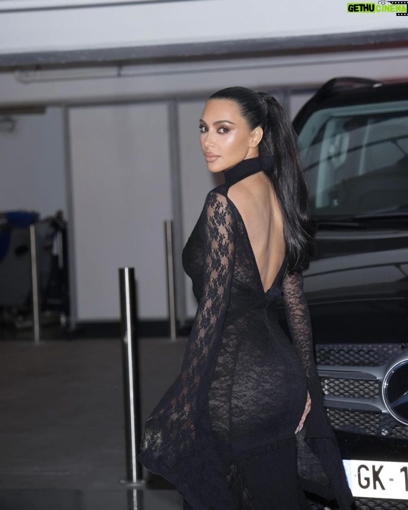 Kim Kardashian Instagram - 🖤 @balenciaga