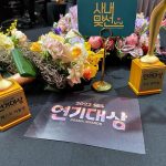 Kim Min-gue Instagram - 안녕하세요 배우 김민규입니다. 제가 이렇게 큰 상을 받았다는게 아직도 믿기지않네요. 긴장을 너무많이해서 제대로 소감을 전하지 못한 것 같아 짧게나마 다시 한번 소감을 남겨보려합니다. 일단 사내맞선이라는 작품이 정말 많은분들께 사랑을 받았다는게 또 한번 실감이 났습니다. 트로피가 정말 무겁더라구요. 그 무게만큼 앞으로 더욱더 열심히 연기하는 배우 김민규가 되겠습니다. 소감때 너무 긴장해서 이름을 까먹어버린 우리 한경쌤,광미누나,양갱쌤 그리구 현장에서 고생한 우리 신영이, 희지, 혜주 그리구 홍보팀 가영이 너무 고생많았구 몸만들어주신다구 고생한 자곤쌤, 초해쌤 너무 감사하구! 정해익대표님 너무 감사합니다! 무엇보다 팬 여러분들께 너무나 고맙고 감사합니다! 앞으로 더욱더 열심히 하겠습니다. 그리구 정말 바쁘게 달려온 한해였는데요, 여러분 모두 고생 많으셨고 신년에도 하는 일 전부 대박나시고 건강하시길! 새해 복 많이받으세요!