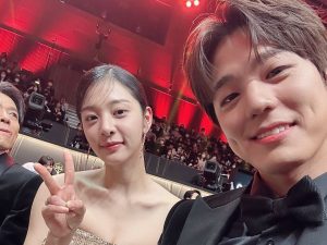 Kim Min-gue Instagram - 안녕하세요 배우 김민규입니다.
제가 이렇게 큰 상을 받았다는게 아직도 믿기지않네요.
긴장을 너무많이해서 제대로 소감을 전하지 못한 것 같아 짧게나마 다시 한번 소감을 남겨보려합니다.
일단 사내맞선이라는 작품이 정말 많은분들께 사랑을 받았다는게 또 한번 실감이 났습니다.
트로피가 정말 무겁더라구요. 그 무게만큼 앞으로 더욱더 열심히 연기하는 배우 김민규가 되겠습니다.
소감때 너무 긴장해서 이름을 까먹어버린 우리 한경쌤,광미누나,양갱쌤
그리구 현장에서 고생한 우리 신영이, 희지, 혜주 그리구 홍보팀 가영이 너무 고생많았구 몸만들어주신다구 고생한 자곤쌤, 초해쌤 너무 감사하구! 정해익대표님 너무 감사합니다!
무엇보다 팬 여러분들께 너무나 고맙고 감사합니다! 
앞으로 더욱더 열심히 하겠습니다.
그리구 정말 바쁘게 달려온 한해였는데요, 여러분 모두 고생 많으셨고 신년에도 하는 일 전부 대박나시고 건강하시길!
새해 복 많이받으세요!