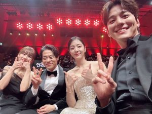 Kim Min-gue Instagram - 안녕하세요 배우 김민규입니다.
제가 이렇게 큰 상을 받았다는게 아직도 믿기지않네요.
긴장을 너무많이해서 제대로 소감을 전하지 못한 것 같아 짧게나마 다시 한번 소감을 남겨보려합니다.
일단 사내맞선이라는 작품이 정말 많은분들께 사랑을 받았다는게 또 한번 실감이 났습니다.
트로피가 정말 무겁더라구요. 그 무게만큼 앞으로 더욱더 열심히 연기하는 배우 김민규가 되겠습니다.
소감때 너무 긴장해서 이름을 까먹어버린 우리 한경쌤,광미누나,양갱쌤
그리구 현장에서 고생한 우리 신영이, 희지, 혜주 그리구 홍보팀 가영이 너무 고생많았구 몸만들어주신다구 고생한 자곤쌤, 초해쌤 너무 감사하구! 정해익대표님 너무 감사합니다!
무엇보다 팬 여러분들께 너무나 고맙고 감사합니다! 
앞으로 더욱더 열심히 하겠습니다.
그리구 정말 바쁘게 달려온 한해였는데요, 여러분 모두 고생 많으셨고 신년에도 하는 일 전부 대박나시고 건강하시길!
새해 복 많이받으세요!