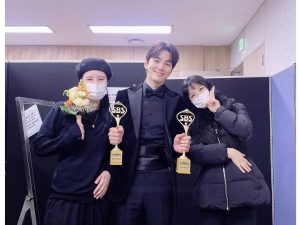 Kim Min-gue Instagram - 안녕하세요 배우 김민규입니다.
제가 이렇게 큰 상을 받았다는게 아직도 믿기지않네요.
긴장을 너무많이해서 제대로 소감을 전하지 못한 것 같아 짧게나마 다시 한번 소감을 남겨보려합니다.
일단 사내맞선이라는 작품이 정말 많은분들께 사랑을 받았다는게 또 한번 실감이 났습니다.
트로피가 정말 무겁더라구요. 그 무게만큼 앞으로 더욱더 열심히 연기하는 배우 김민규가 되겠습니다.
소감때 너무 긴장해서 이름을 까먹어버린 우리 한경쌤,광미누나,양갱쌤
그리구 현장에서 고생한 우리 신영이, 희지, 혜주 그리구 홍보팀 가영이 너무 고생많았구 몸만들어주신다구 고생한 자곤쌤, 초해쌤 너무 감사하구! 정해익대표님 너무 감사합니다!
무엇보다 팬 여러분들께 너무나 고맙고 감사합니다! 
앞으로 더욱더 열심히 하겠습니다.
그리구 정말 바쁘게 달려온 한해였는데요, 여러분 모두 고생 많으셨고 신년에도 하는 일 전부 대박나시고 건강하시길!
새해 복 많이받으세요!