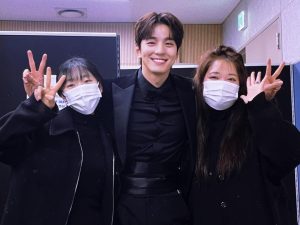 Kim Min-gue Instagram - 안녕하세요 배우 김민규입니다.
제가 이렇게 큰 상을 받았다는게 아직도 믿기지않네요.
긴장을 너무많이해서 제대로 소감을 전하지 못한 것 같아 짧게나마 다시 한번 소감을 남겨보려합니다.
일단 사내맞선이라는 작품이 정말 많은분들께 사랑을 받았다는게 또 한번 실감이 났습니다.
트로피가 정말 무겁더라구요. 그 무게만큼 앞으로 더욱더 열심히 연기하는 배우 김민규가 되겠습니다.
소감때 너무 긴장해서 이름을 까먹어버린 우리 한경쌤,광미누나,양갱쌤
그리구 현장에서 고생한 우리 신영이, 희지, 혜주 그리구 홍보팀 가영이 너무 고생많았구 몸만들어주신다구 고생한 자곤쌤, 초해쌤 너무 감사하구! 정해익대표님 너무 감사합니다!
무엇보다 팬 여러분들께 너무나 고맙고 감사합니다! 
앞으로 더욱더 열심히 하겠습니다.
그리구 정말 바쁘게 달려온 한해였는데요, 여러분 모두 고생 많으셨고 신년에도 하는 일 전부 대박나시고 건강하시길!
새해 복 많이받으세요!