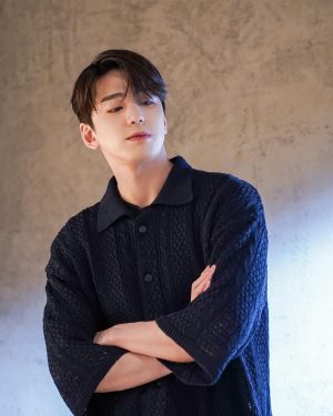 Kim Min-gue Instagram - #광고 오늘 오후 8시, W컨셉 모바일 앱에서 공개되는 W컨셉과 스타벅스의 콜라보레이션 스페셜 라이브 <김민규의 컨셉있는 취향 토크>에서 저의 취향과 컨셉에 대한 아주 사적인 이야기들을 공개합니다

제가 일일 스타일리스트로도 변신 예정이고 깜짝 댓글 이벤트도 있으니 라이브 놓치지 마세요😀

13일에는 저의 새로운 모습을 담은 화보도 W컨셉에서 확인하실 수 있으니 많은 관심 부탁드려요😊

그리고 이번 콜라보 캠페인에서 ‘유행을 따르기보단 자신만의 컨셉을 깨우라’는 W컨셉과 ‘다양한 취향을 존중’하는 스타벅스의 만남을 기대해주세요

WAKE UP YOUR CONCEPT
and FIND YOUR TASTE!

#W컨셉 #스타벅스 
#WakeUpYourConcept
#컨셉바이미
