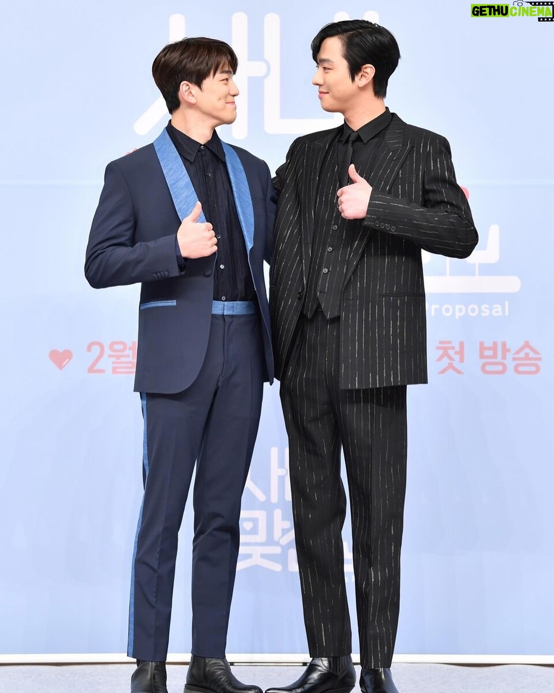 Kim Min-gue Instagram - 😊 #본방사수 #sbs #netflix #사내맞ì„