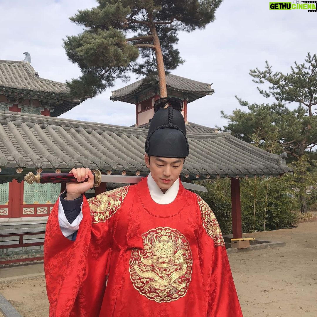 Kim Min-gue Instagram - 벌써 15회.... 다덤벼....😡 #간택 #이경 #본방사수📺