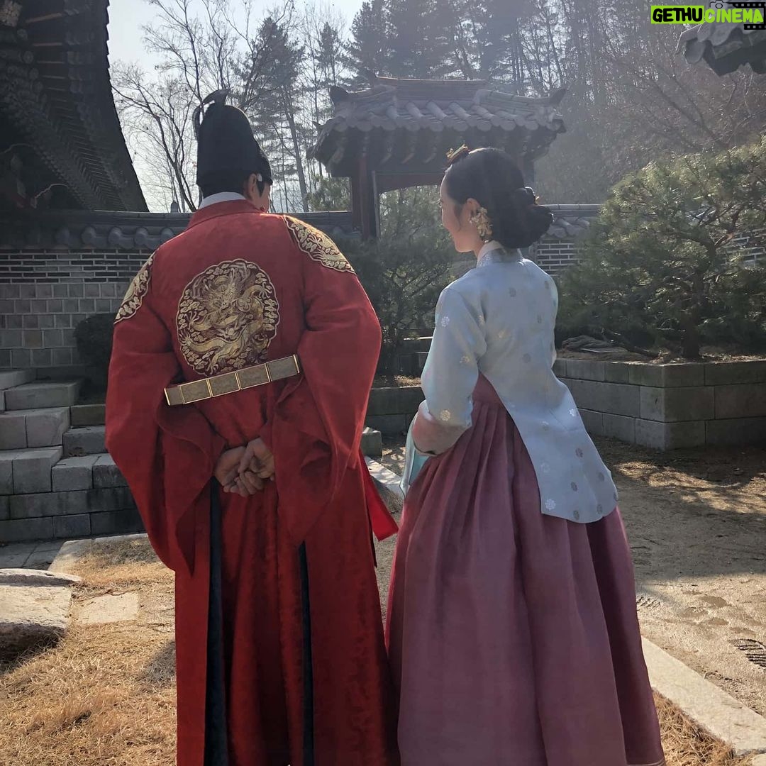 Kim Min-gue Instagram - 오늘도 경과 은보와 함께! Photo by:황내관 #간택 #이경 #은보 #본방사수📺