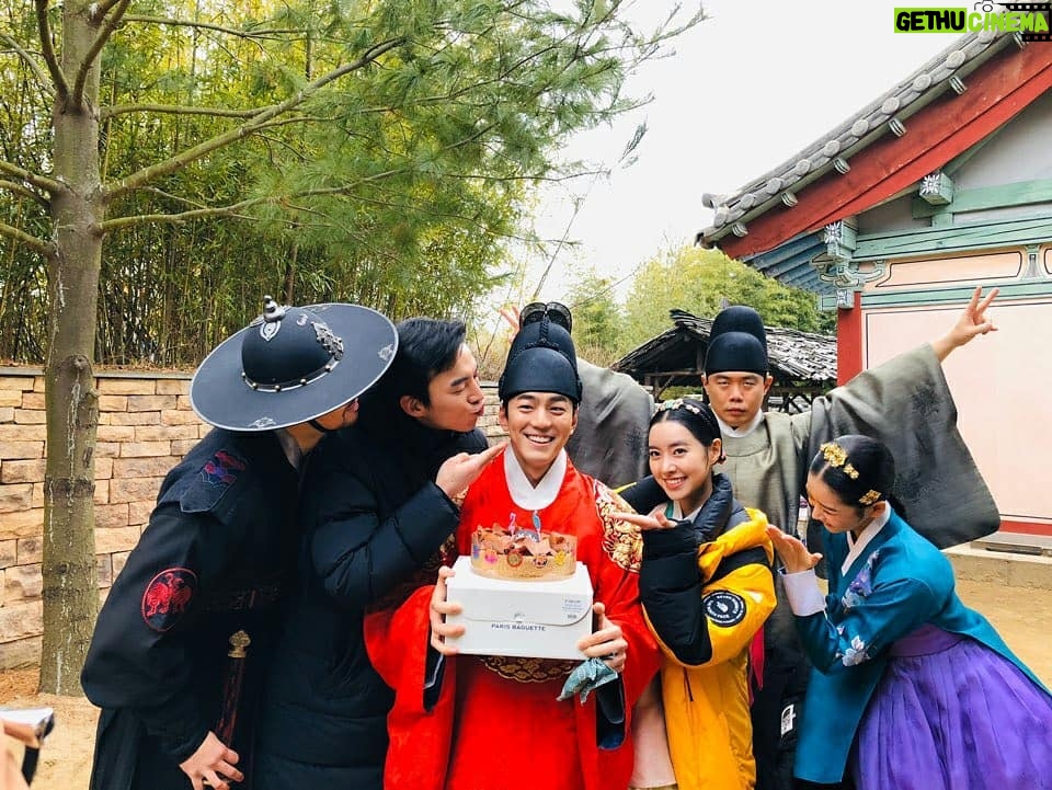 Kim Min-gue Instagram - 생일 축하해주신분들 감사합니다😁 같은 생일날 열촬한 재화두 생일축하합니다😁 Merry Christmas🎄 #간택 #이경 #은보 #재화 #송이 #황내관 #한모
