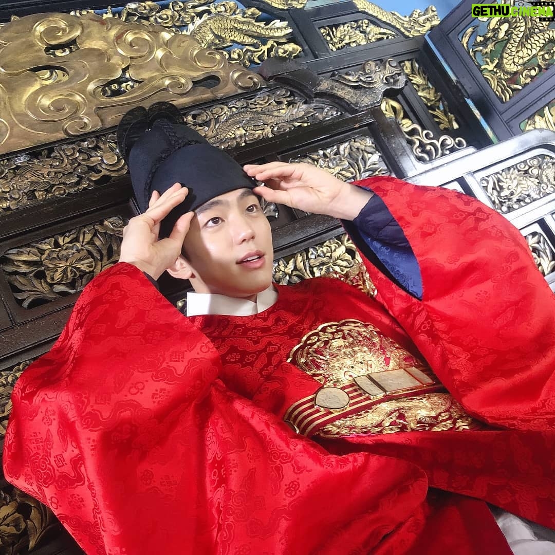 Kim Min-gue Instagram - 너무나도 좋은환경속 좋은분들과 좋은작품 좋은캐릭터를 연기할수있었던시간이 너무나도 행복했습니다. 너무나도 행복했기에 자연스럽게 작품에 재미있게 임했던것같습니다. 꿈같았던 시간이었고 잊지못한시간 잊지못할인연을 얻었습니다. 그동안 간택을 시청해주셔서 감사합니다😊