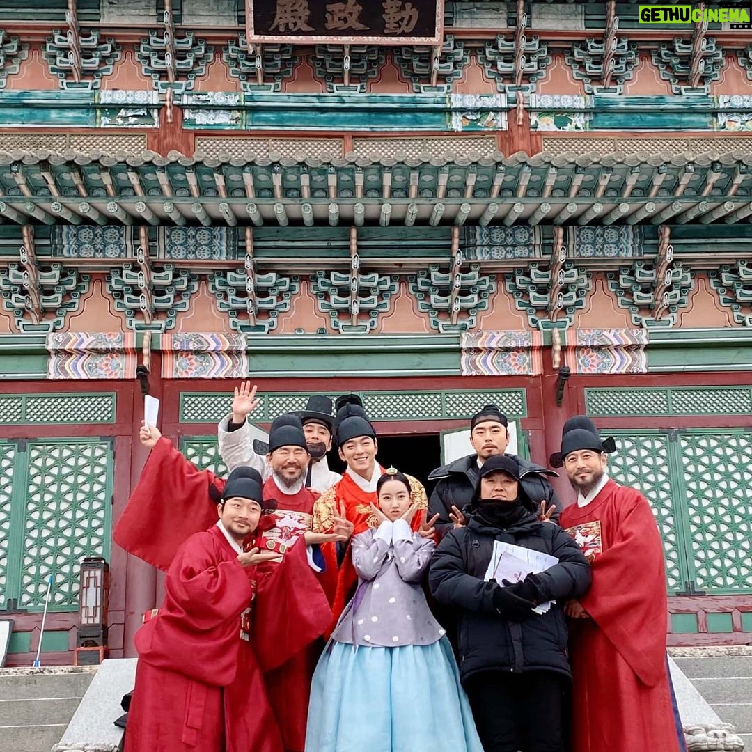 Kim Min-gue Instagram - 너무나도 좋은환경속 좋은분들과 좋은작품 좋은캐릭터를 연기할수있었던시간이 너무나도 행복했습니다. 너무나도 행복했기에 자연스럽게 작품에 재미있게 임했던것같습니다. 꿈같았던 시간이었고 잊지못한시간 잊지못할인연을 얻었습니다. 그동안 간택을 시청해주셔서 감사합니다😊