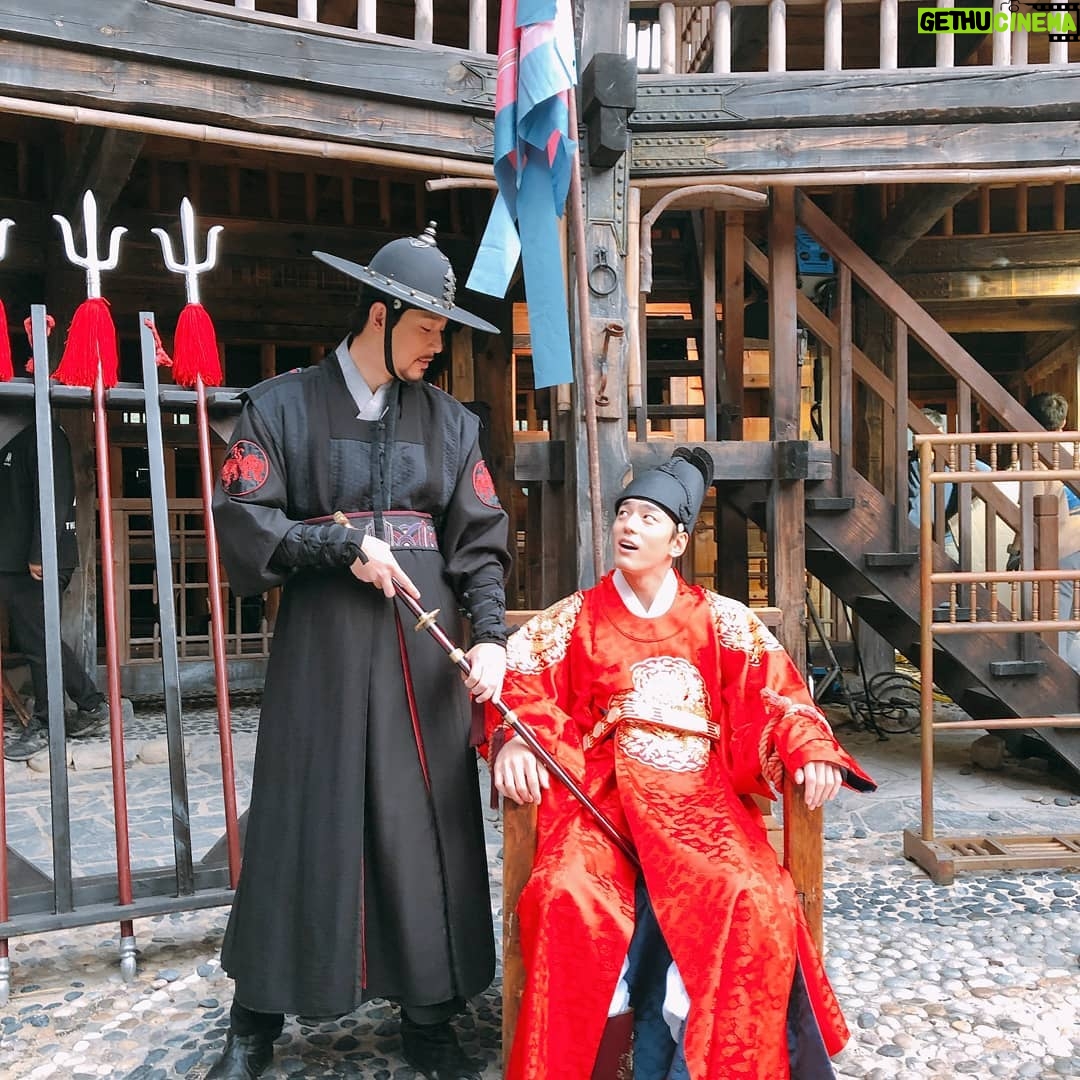 Kim Min-gue Instagram - 오늘은 간택 하는날😭 #간택 #이경 #한모 #네놈이감히 #본방사수📺