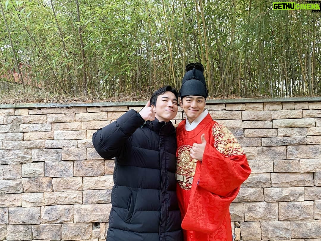 Kim Min-gue Instagram - 생일 축하해주신분들 감사합니다😁 같은 생일날 열촬한 재화두 생일축하합니다😁 Merry Christmas🎄 #간택 #이경 #은보 #재화 #송이 #황내관 #한모