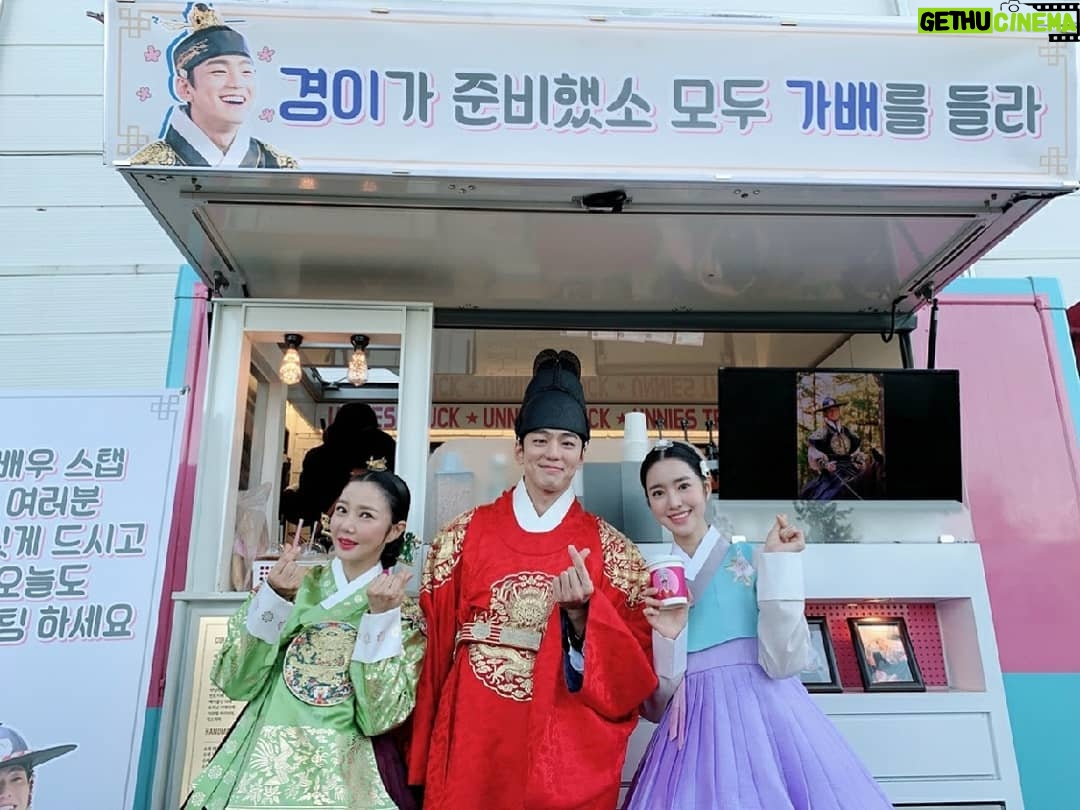 Kim Min-gue Instagram - 촬영하느라 같이 사진 못찍었는데... 황내관 한모...😆