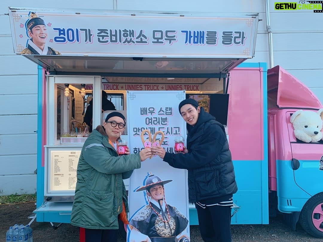 Kim Min-gue Instagram - 촬영하느라 같이 사진 못찍었는데... 황내관 한모...😆