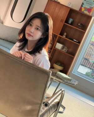 Kim Min-ju Instagram - 2024 시즌그리팅🤎