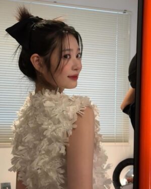 Kim Min-ju Instagram - 2024 시즌그리팅🤎