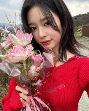 Kim Min-ju Instagram - 2024 시즌그리팅🤎
