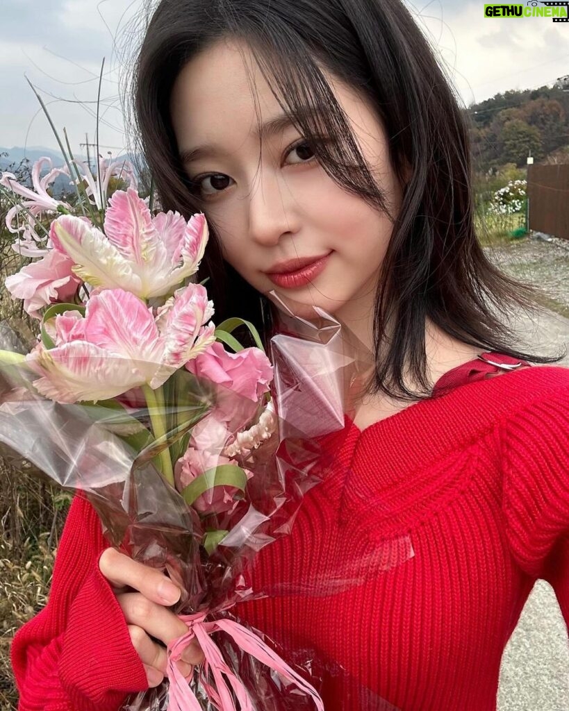 Kim Min-ju Instagram - 2024 시즌그리팅🤎