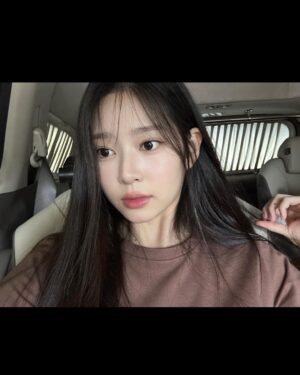 Kim Min-ju Instagram - 🩶🖤
