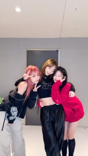Kim Min-ju Instagram - 최예나 김채원 구리고 김민주,,🤍

#PerfectNight #lesserafim
@yena.jigumina @_chaechae_1